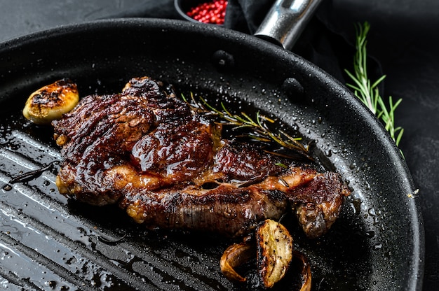 Rib eye steak op een grillpan. Rosbief