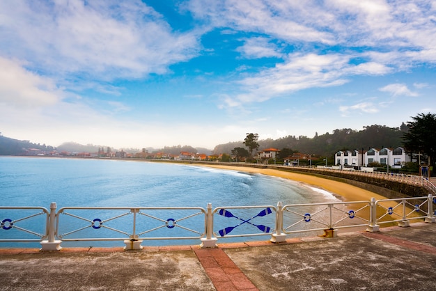 Ribadesella-strand in het witte traliewerk van Asturias Spanje