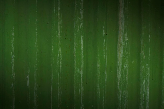 늑골이 있는 금속 벽은 녹색 배경 텍스처로 칠해져 있습니다.