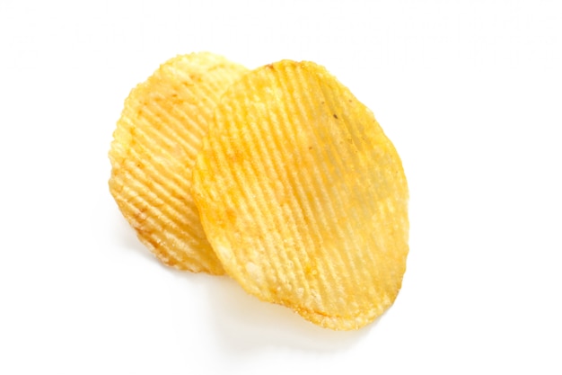 Коллекция ребристых картофельных чипсов, изолированные на белом