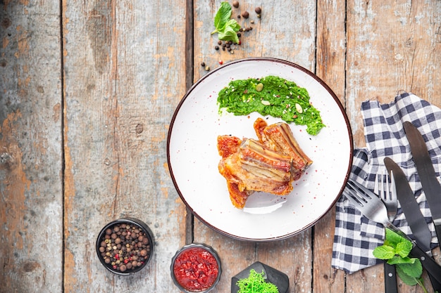 Ribben grill varkensvlees gebakken rundvlees vet eten pittige verse maaltijd snack op tafel kopieer ruimte voedsel achtergrond