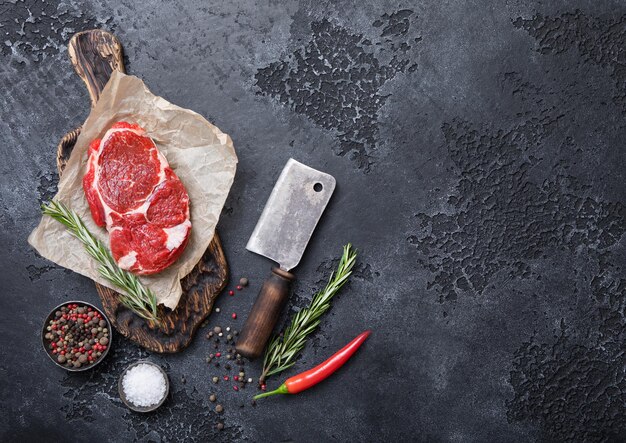 Ribbesoog rauw filet op houten plank met staal knipperzout en peper op donkere keukentafelBovenkant