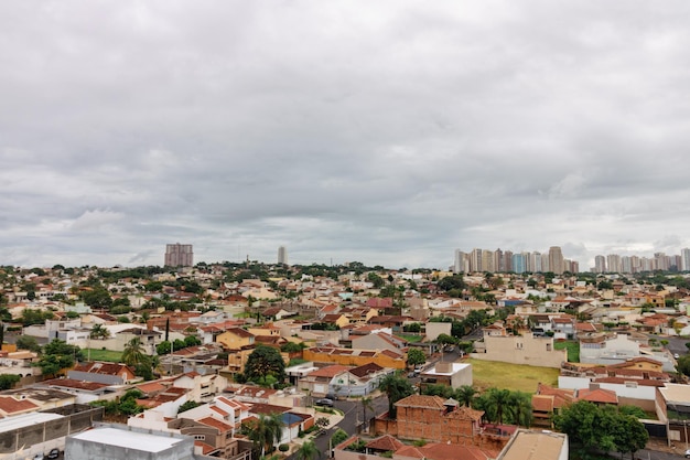 有名なブラジルの都市の市内中心部でのリベイランプレト市のパノラマビュー