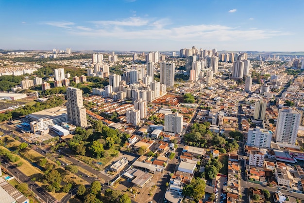 Ribeirao Preto Sao PauloBrazilië Circa juni 2022 Luchtfoto van Avenida Maurilio Biagi in Ribeirao Preto, Brazilië