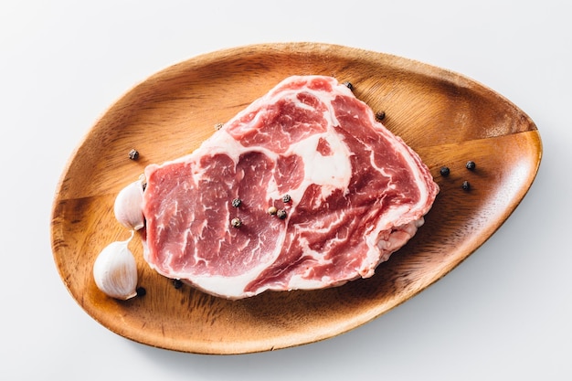 Ribeye steak met houten snijplank op witte achtergrond