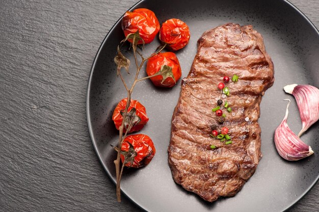 Ribeye steak op een zwarte achtergrondxA