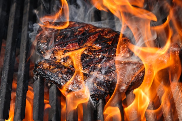 Ribeye steaks aanbraden en roken op de grill