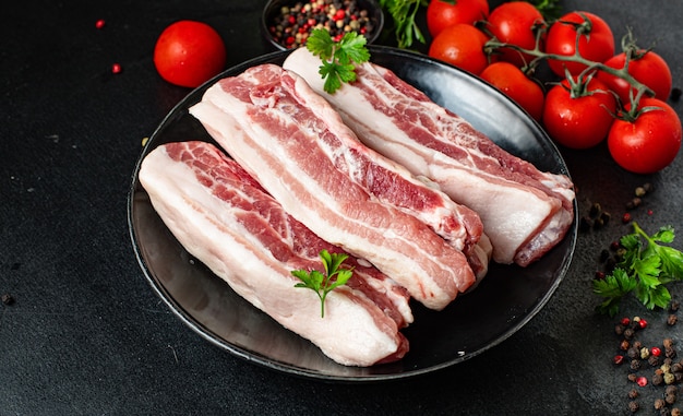 뼈와 라드 지방 구이 고기 바베큐 요리 간식 먹을 준비가 된 돼지 고기를 갈비