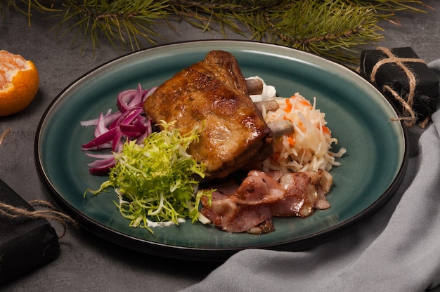 Ribs with bacon and cabbage and red onion