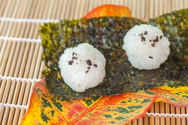 自家製のおにぎりの食べ物デザイン。