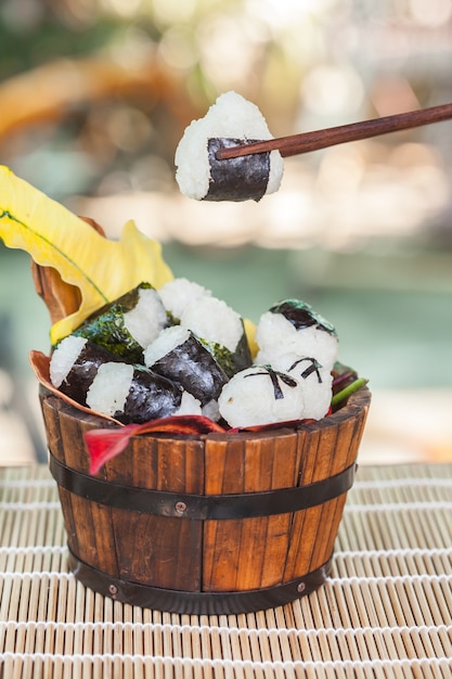 Photo rice ball food design in wood bucket