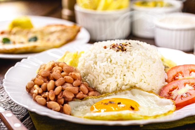 브라질의 전형적인 쌀과 콩 건강하고 가벼운 음식 계란 프라이와 샐러드 전통 브라질 식사