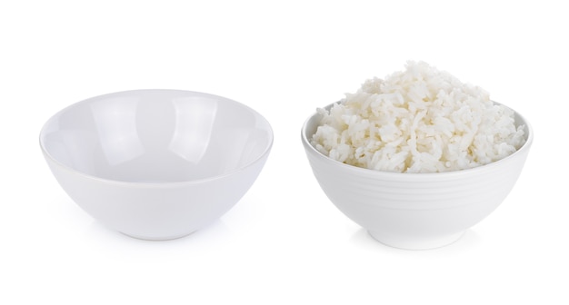 Рис в миске, изолированные на белом фоне