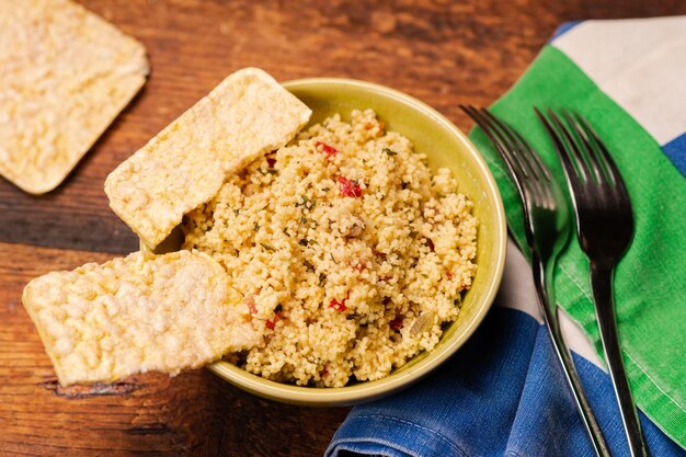 쌀 빵과 쿠스쿠스 토마토와 향신료 샐러드 Tabbouleh 샐러드 나무 배경 음식 간단한 개념