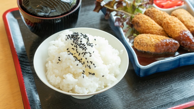 쌀, 닭고기 카레를 곁들인 닭고기 튀김, 스프.
