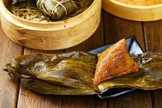 Gnocchi di riso zongzi e vapore di bambù sul tavolo di legno