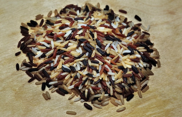 Photo rice grain multicolor on wooden table