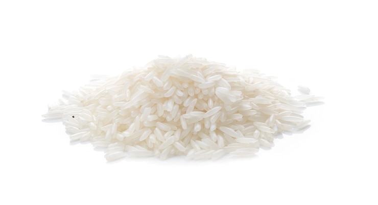 Photo rice grains isolated on white background