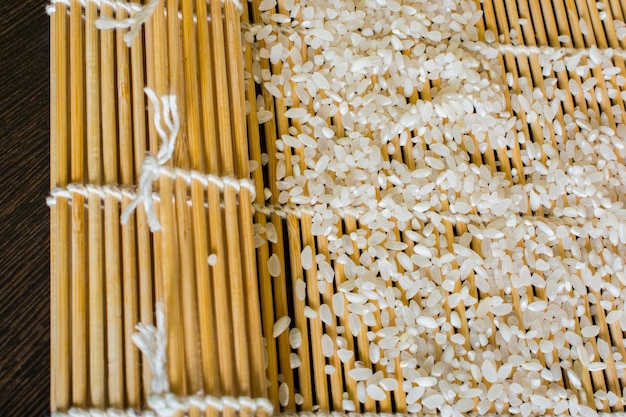 Photo the rice is scattered on a sushi mat