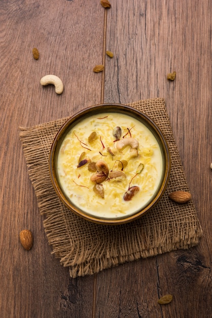 Firnee라고도 불리는 인도의 Rice Kheer 또는 푸딩. 그릇에 제공됩니다. 선택적 초점