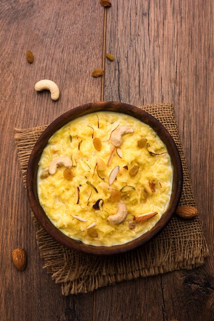 Rice kheer o budino dall'india chiamato anche firnee. servito in una ciotola. messa a fuoco selettiva