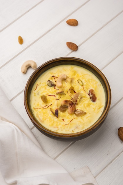 Firnee라고도 불리는 인도의 Rice Kheer 또는 푸딩. 그릇에 제공됩니다. 선택적 초점