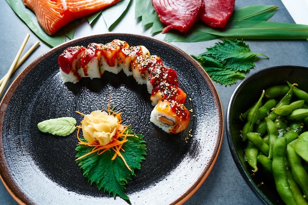 Foto rice maki sushi met zalm en tonijn