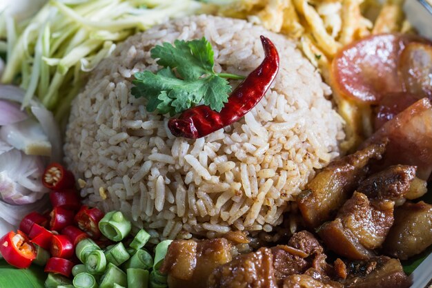 Foto riso misto con pasta di gamberetti cibo tradizionale tailandese