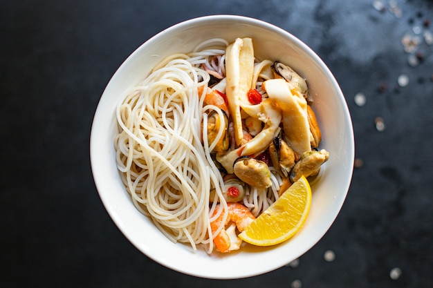 Spaghetti di riso cellophane pasta frutti di mare gamberetti cozze calamari pasto sano