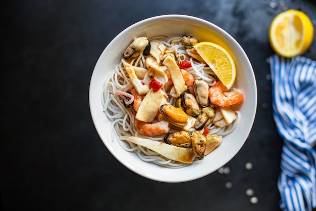 Photo rice noodles seafood cellophane pasta shrimp, mussels, squid