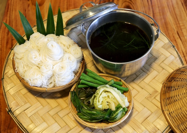 Spaghetti di riso con salsa di pesce al curry e set di verdure fresche biologiche