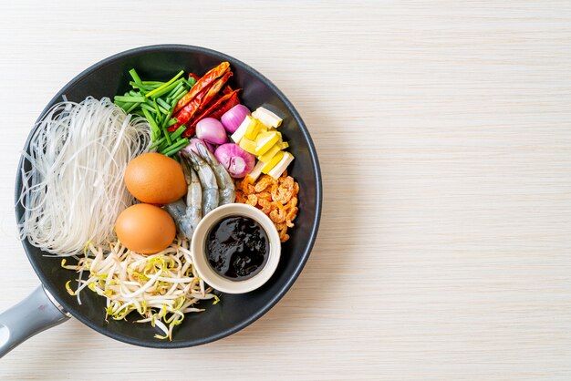 鍋に食材を入れた麺