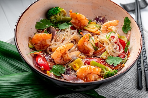 Photo rice noodles with shrimp and vegetables asian cuisine