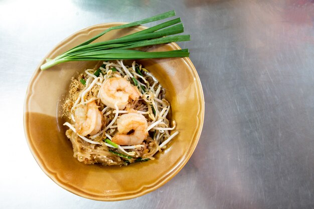 Rice noodles with shrimps and vegetables