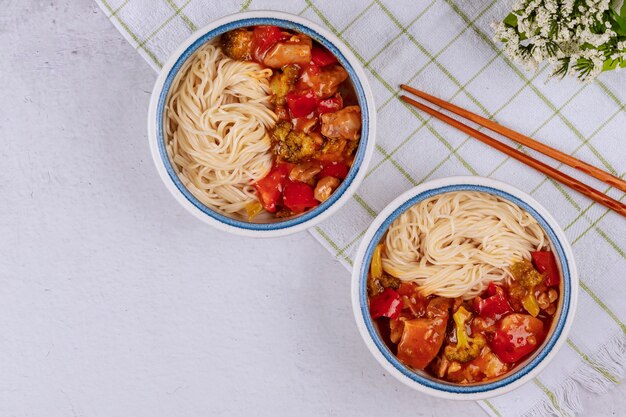 Foto spaghetti di riso con verdure saltate in padella nel cibo cinese.