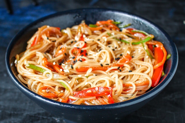 Spaghetti di riso con verdure pasta cellophane cibo