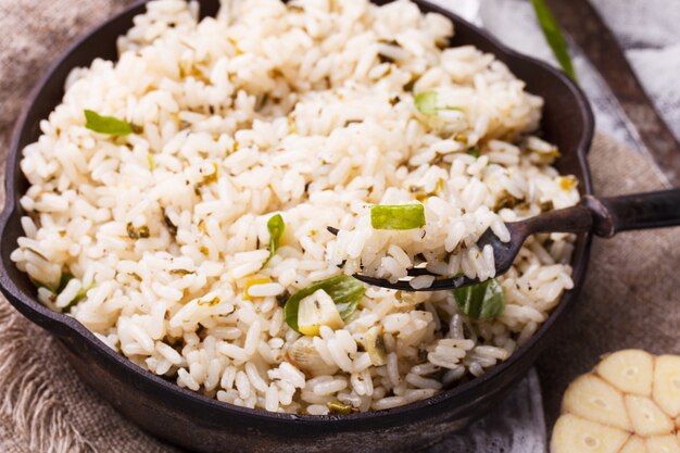  rice in the pan with the spinach and garlic