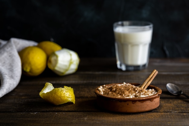 Photo rice pudding, lemons and milk