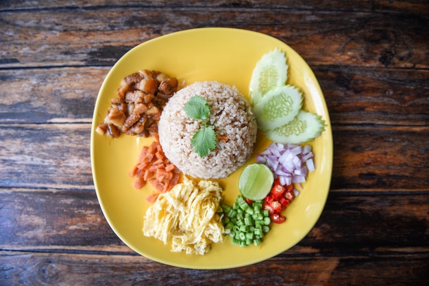 エビのペーストと野菜で味付けしたご飯