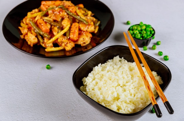 ご飯と鶏肉の唐揚げと人参とインゲン豆の炒め物