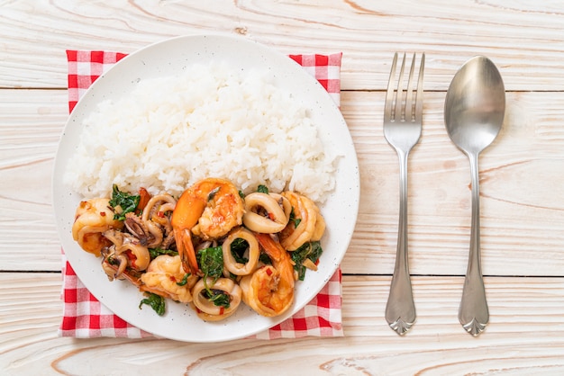 Riso e frutti di mare saltati in padella con basilico thailandese