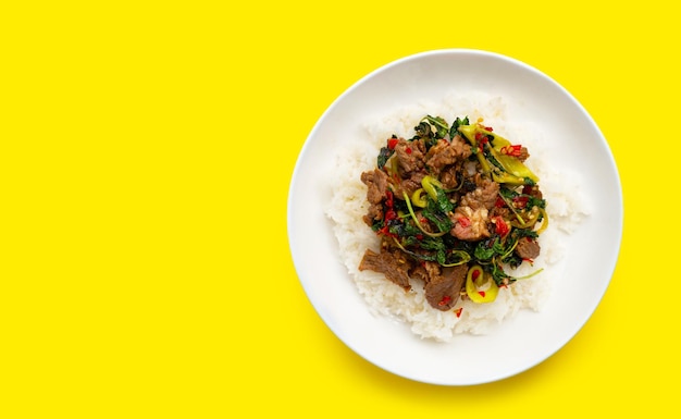 Photo rice topped with stirfried beef with holy basil