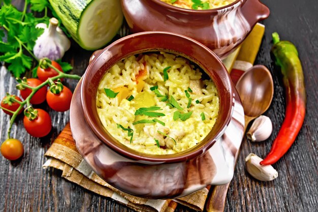 写真 船内の2つの鍋に鶏肉と野菜を入れたご飯