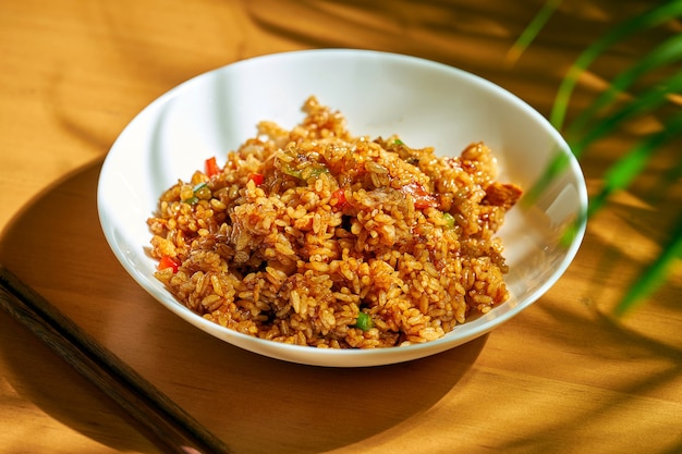 Photo rice with chicken and mushrooms in a bowl. chinese cuisine