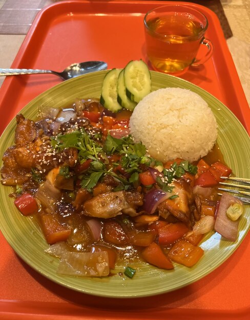 鶏肉と野菜のあんかけご飯と緑茶