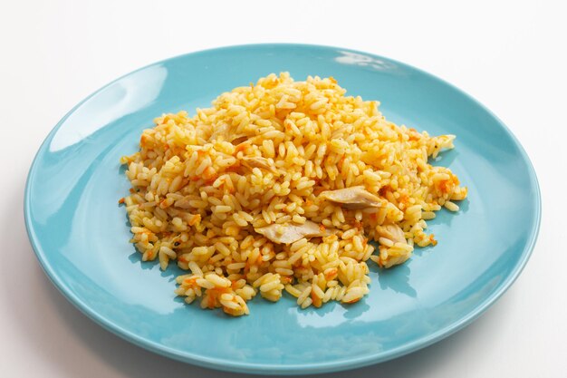 Рис с карри и курицей на синей тарелке