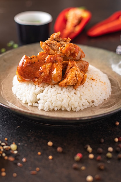 рис с мясом специи карри курица томатный соус еда индийская кухня закуска на столе копировать пространство