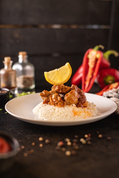 肉スパイスご飯カレーチキントマトソースインド料理おやつテーブルコピースペース