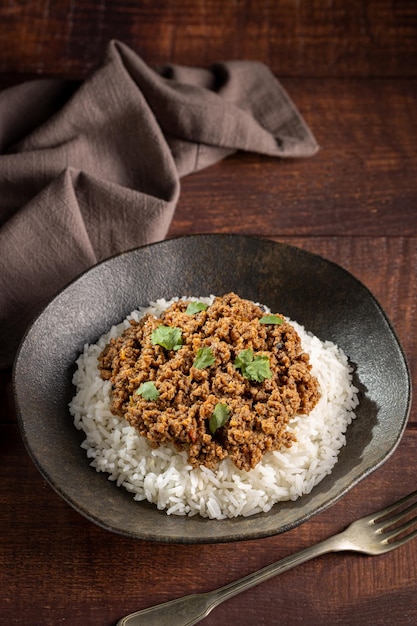 皿に盛られたひき肉入りご飯