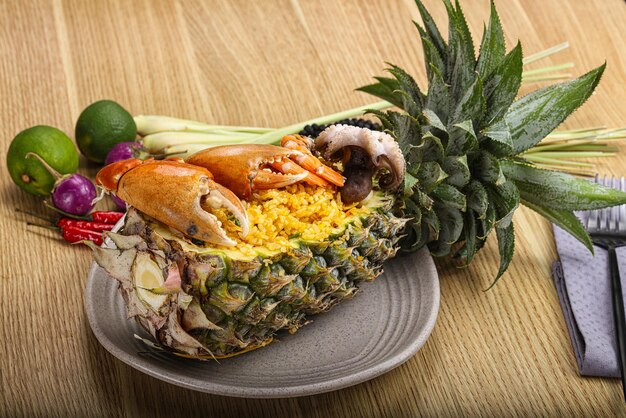 Photo rice with seafood in pineapple